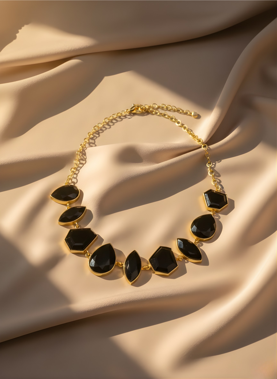 Collar Nahara Dorado Ónix Negro